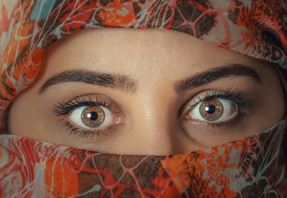 https://www.pexels.com/photo/beauty-close-up-eyebrows-eyes-206388/