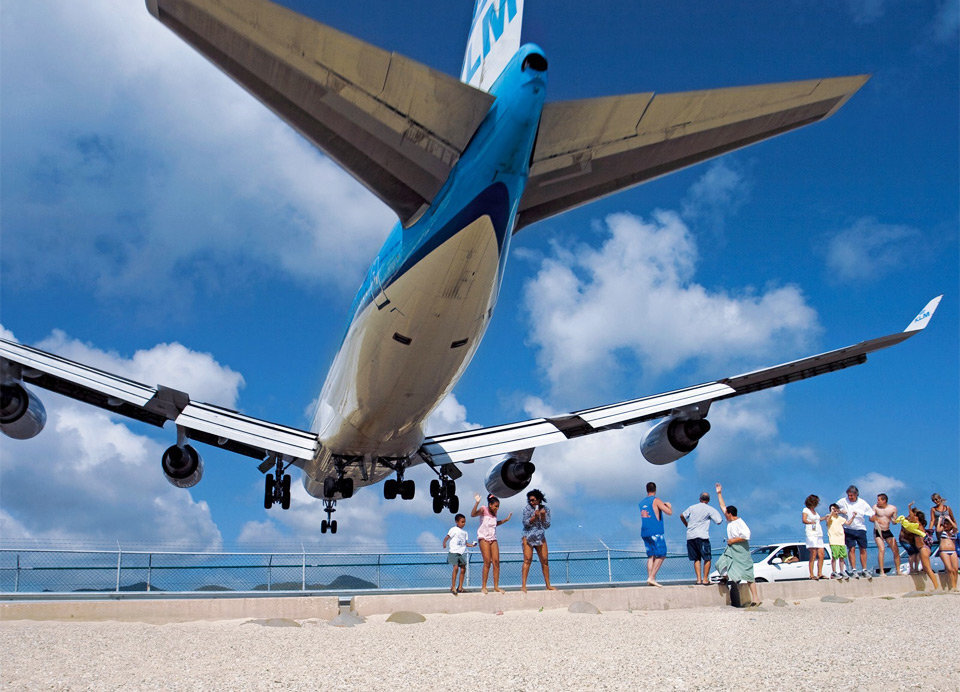 Приземлиться. Аэропорт сен Мартен. Аэропорт принцессы Юлианы Boeing 747. Боинг 747 на острове Святого Мартина. Махо Бич Боинг