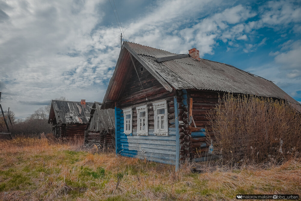 В заброшенной деревне нашел избу удивительной сохранности. Принял решение переехать в неё жить