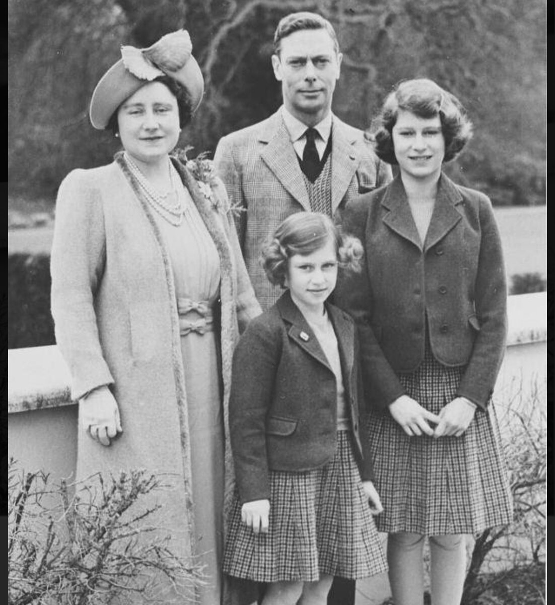 Король Георг VI, королева-мать Елизавета, принцесса Елизавета, принцесса Маргарет 1939 год.