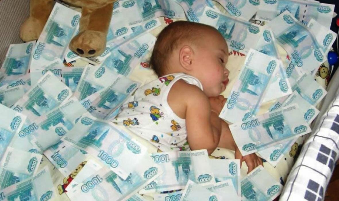 На пятого ребенка что есть. Дети и деньги. малыш с деньгами. деньги за рождение ребенка. новорожденный деньги.