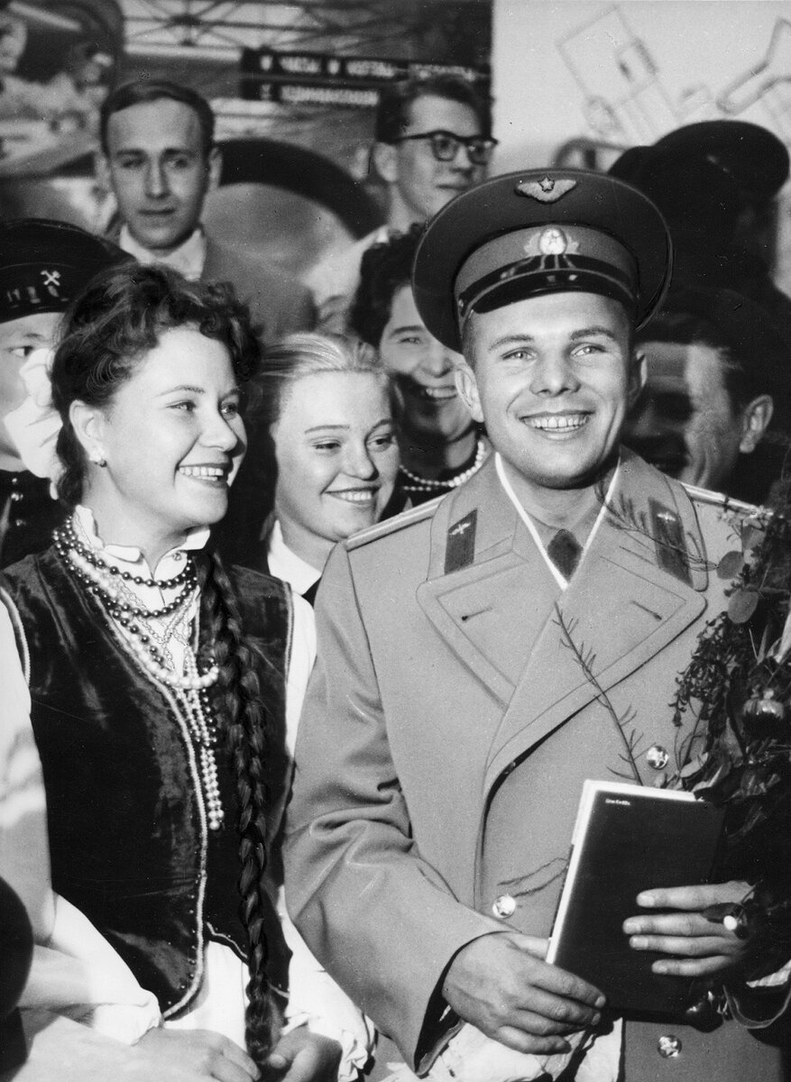 Гагарин и джина лоллобриджида. Джина Лоллобриджида и Гагарин. Джина Лоллобриджида целует Юрия Гагарина 1961.