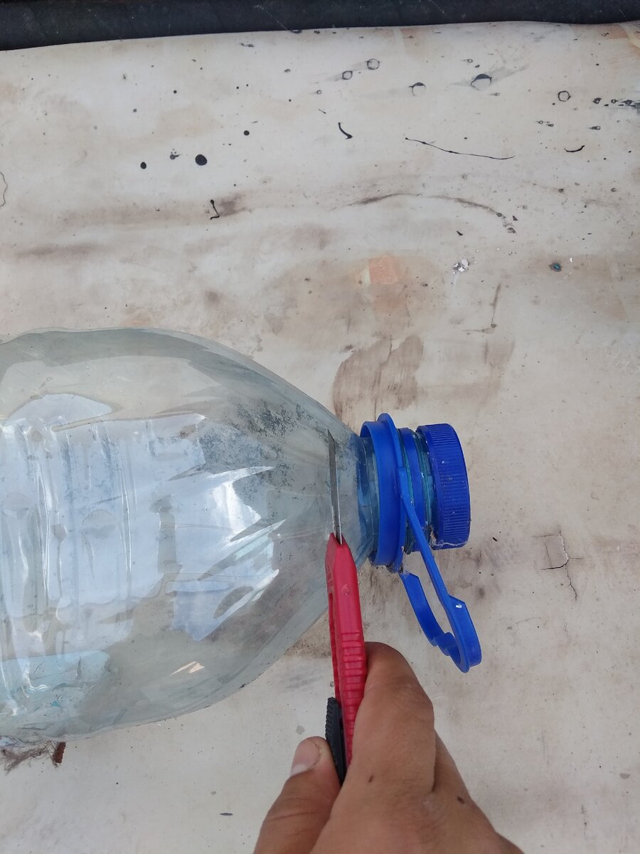                                             Срезаем горловину