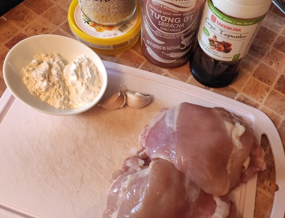 Фото автора канала Журнал о бытовом. Готовим куриные бедра в соусе.