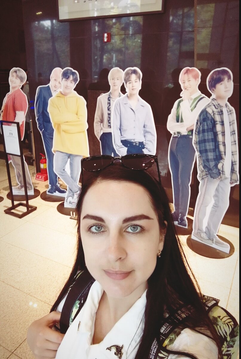 Селфи с котиками BTS. Стояли в здании, где располагается смотровая площадка Чондон