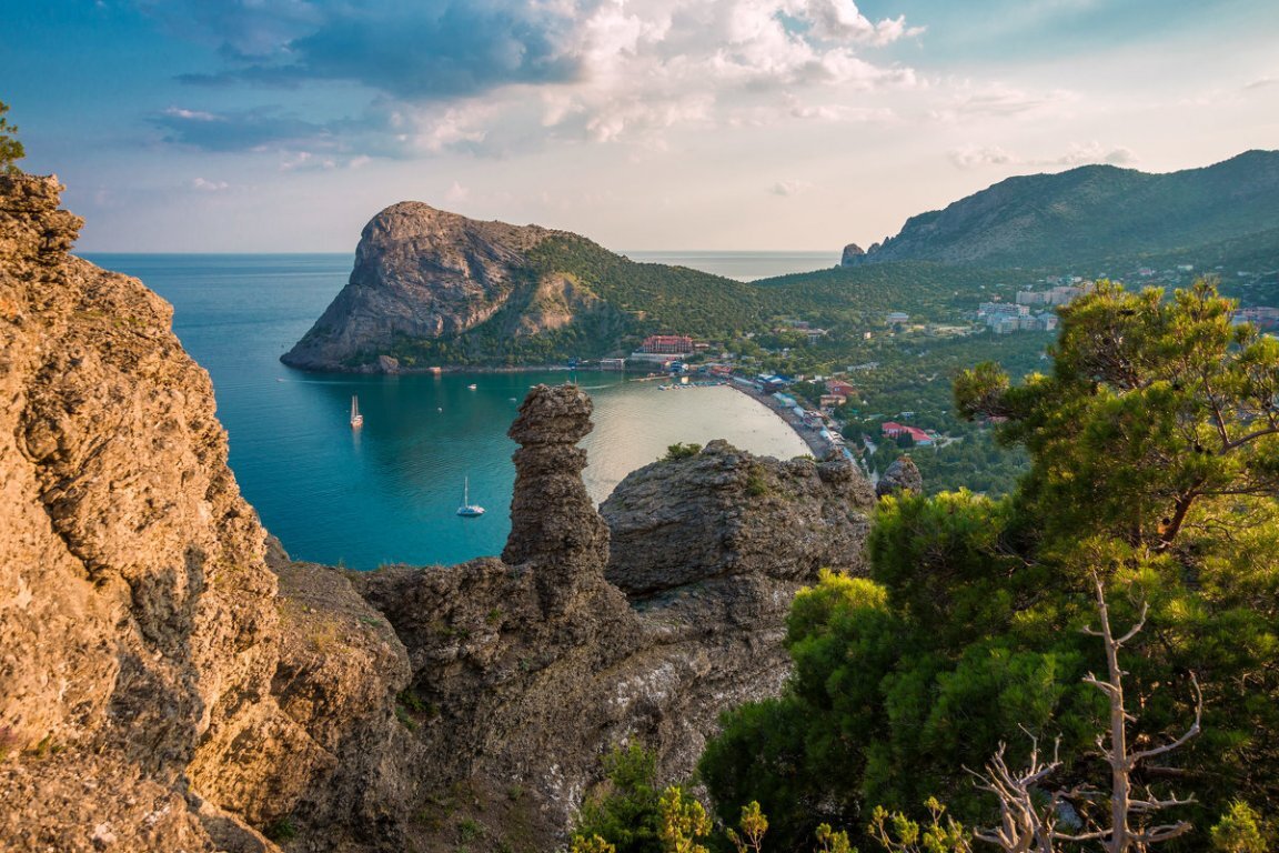 Живописный курорт, где снимали такие известные фильмы, как: «3+2», «Остров сокровищ», «Пираты XX века», «Человек-амфибия» и др. Родина игристых вин, потрясающе красивых гротов, живописных бухт, чистых пляжей, можжевеловых и сосновых лесов – все это Новый Свет, который до 1912 года назывался Парадиз, т.е. рай.