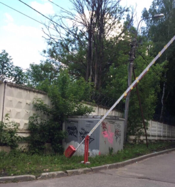 Стоял у забора вот такой трансформатор  ...