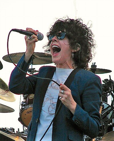 Автор: Lhcollins - собственная работа, CC BY-SA 3.0, https://commons.wikimedia.org/w/index.php?curid=33228943 
LP performing at WTMD's First Thursday series in Canton, Baltimore, MD in June 2014.
Lhcollins - собственная работа
CC BY-SA 3.0
File:LP WTMD LHCollins sms 06062014.jpg
Создано: 6 июня 2014 г.

https://ru.wikipedia.org/wiki/LP_(%D0%BF%D0%B5%D0%B2%D0%B8%D1%86%D0%B0)#/media/%D0%A4%D0%B0%D0%B9%D0%BB:LP_WTMD_LHCollins_sms_06062014.jpg