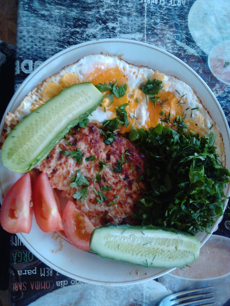 Рецепт куриная котлета с кабачком, яичница и салат.