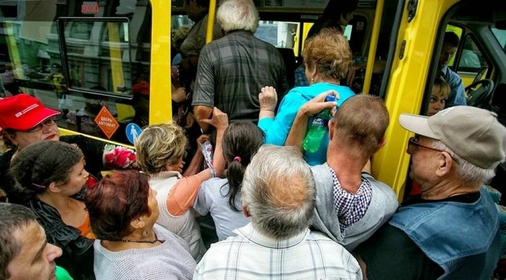 Давка в автобусе. Толпа людей в общественном транспорте. Толпа людей в автобусе. Автобус.