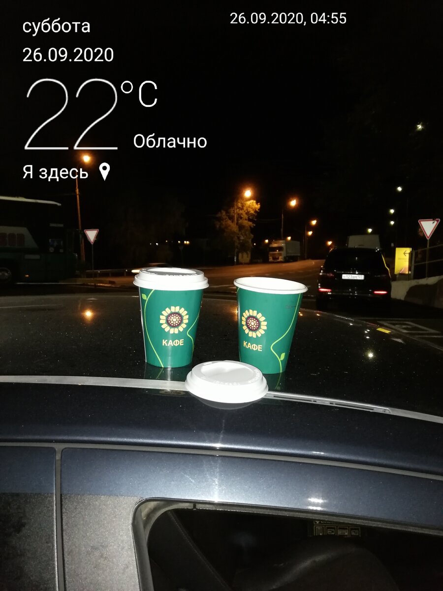 На заправке, пьём кофе.