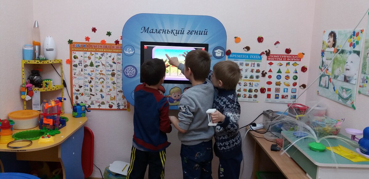 Мальчик справа держит в руках песочные часы. Так он САМ решил регламентировать время компьютерных занятий