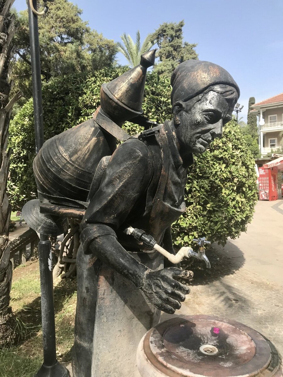 Чаиджи - разносчик чая по-турецки.