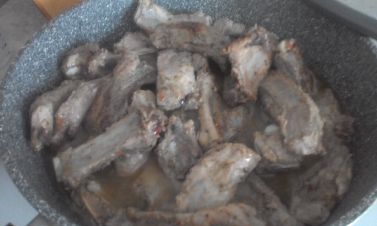 ребрышки тушатся