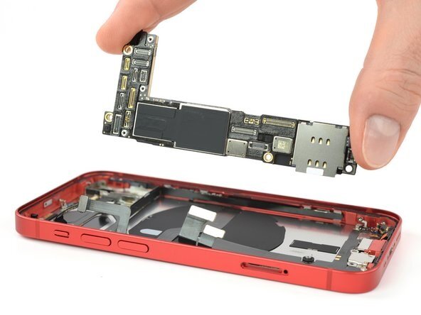 Плата iPhone 12 mini. Источник iFixit.