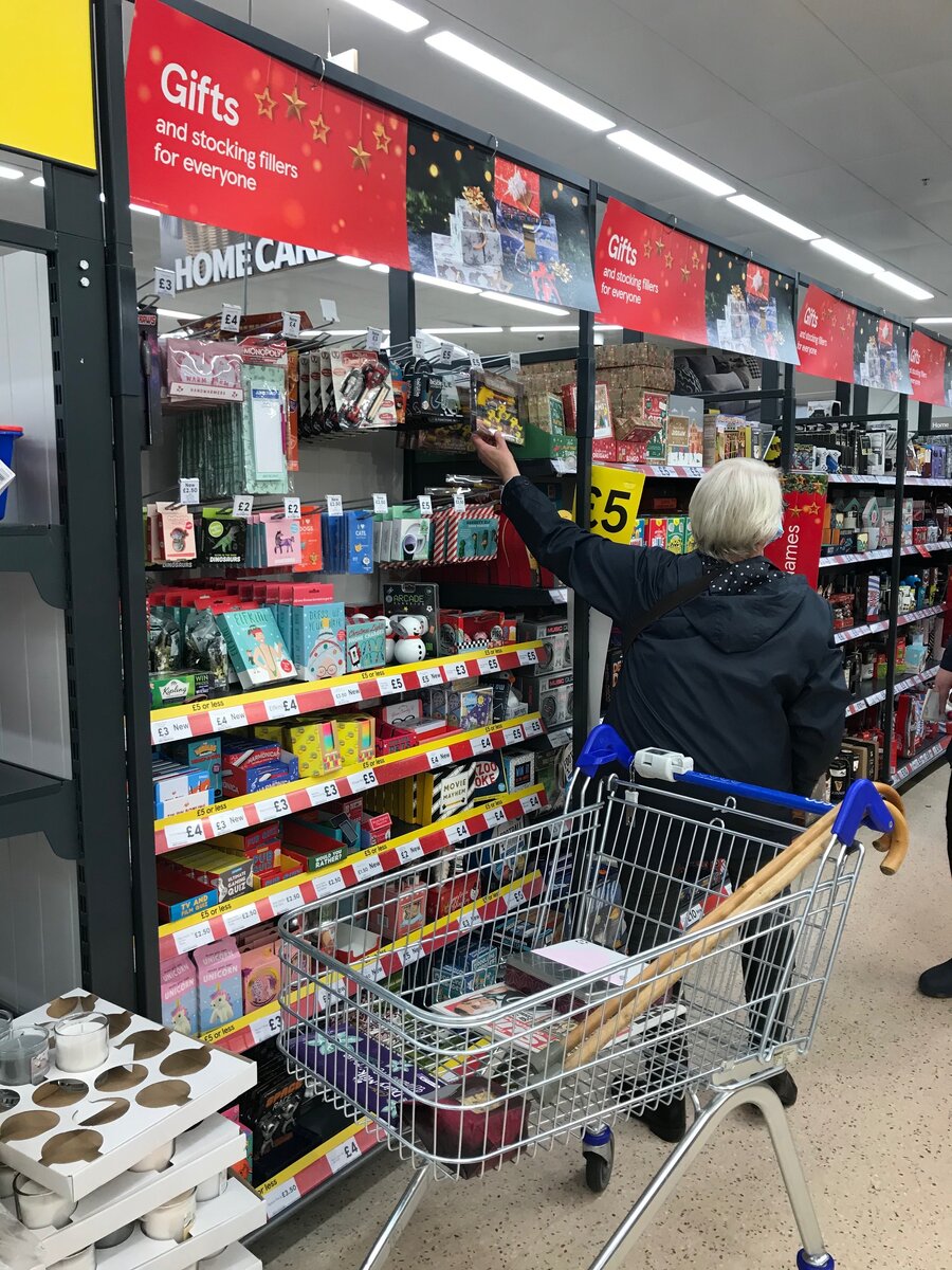 Рождественские подарки в английском супермаркете. Фотография из личного архива.