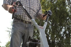 Регулируемая по высоте, амортизирующая эргономичная ручка обеспечивает оптимальное управление и легкую транспортировку. 