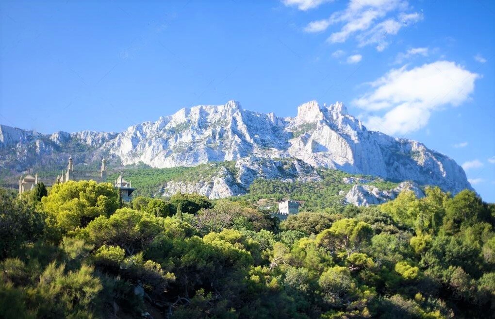 Вид на гору Ай-Петри с Воронцовского парка