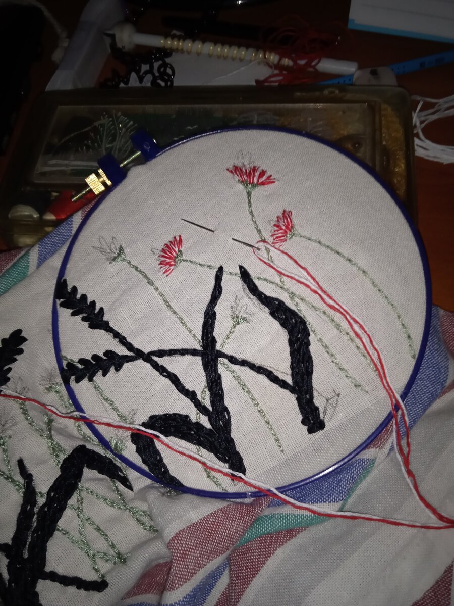 Ну тут уже догадалась, что не всеми шестью нитками можно вышивать, даже скомбинировала цвета