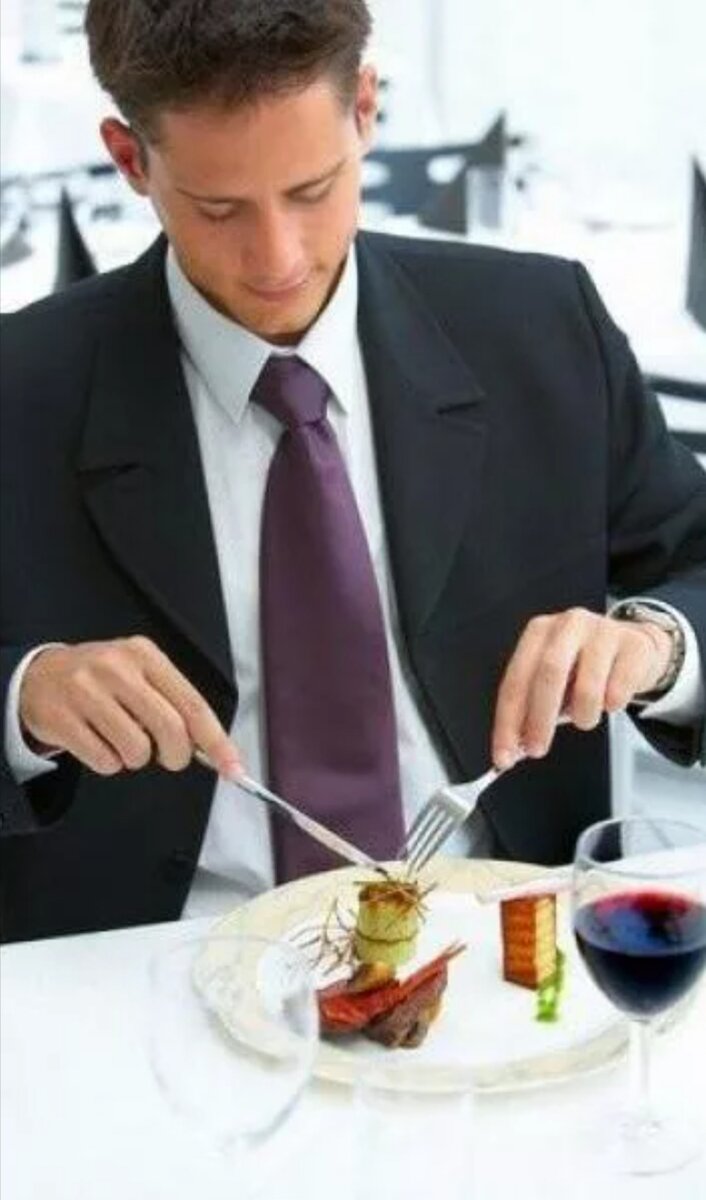 фото в ресторане за столом мужчина