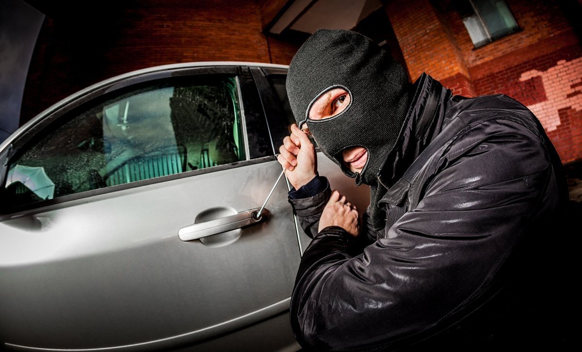 Темное время суток. Спальный район. надо лишь 2-3 минуты и дело в шляпе. Источник: Яндекс.Картинки