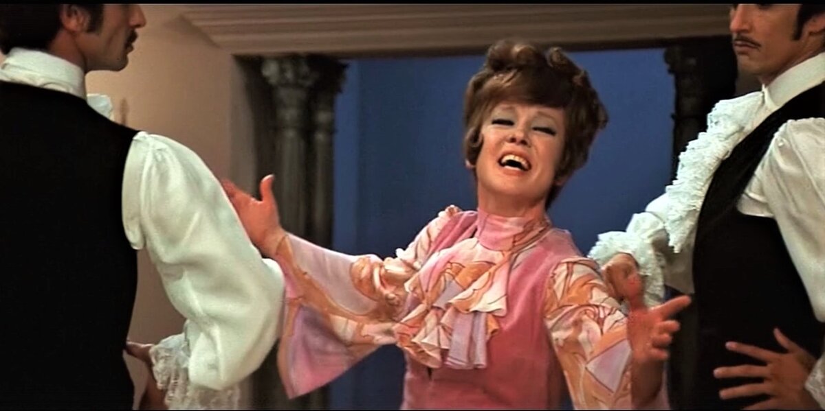 Гурченко неуловимые песня. Гурченко неуловимые песня. Шансоньетка из ресторана неуловимые мстители. Гурченко грустная пластинка. Гурченко неуловимые песня.