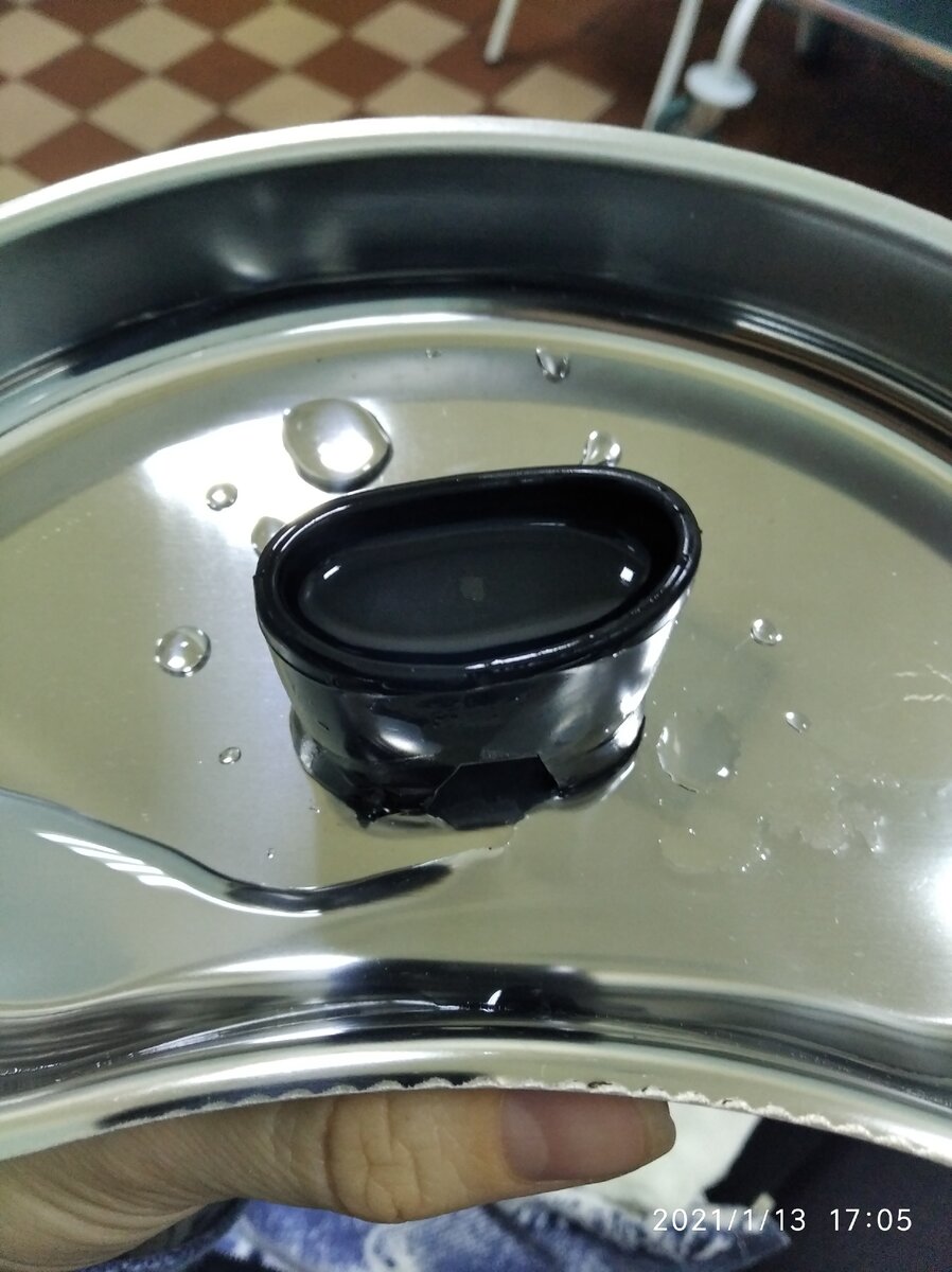 В этот стаканчик нужно окунать глаз и открывать его там.