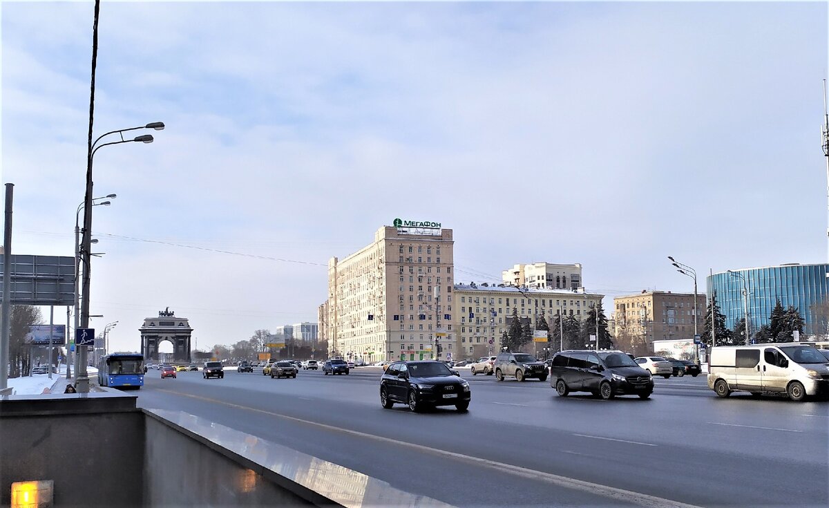 Недалеко Триумфальные ворота, посвященные Победе 1812 года, и станция метро Парк Победы