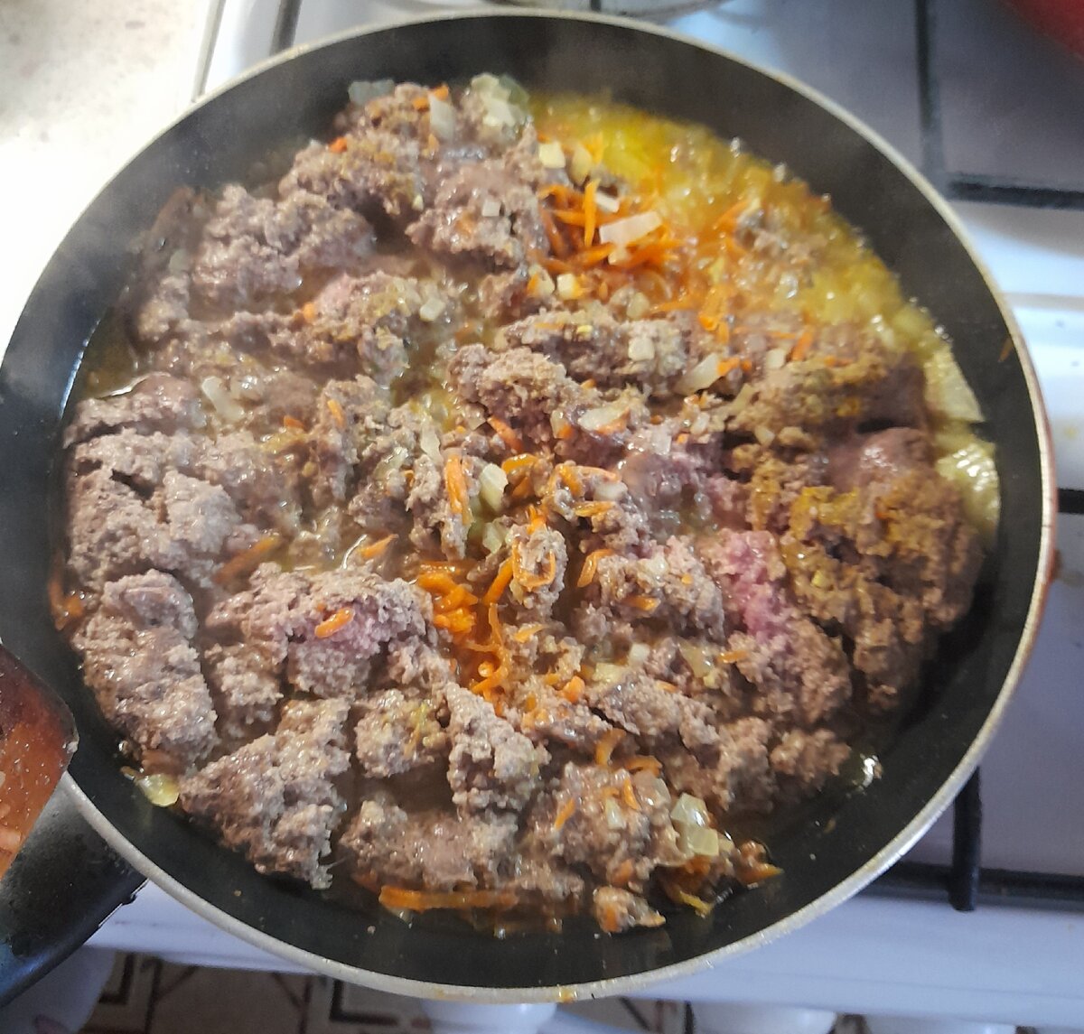 Обжариваем фарш с луком, морковью, специями