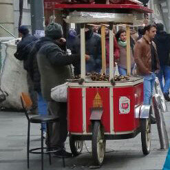 Жаренные каштаны тоже тут продают. Слава богу, без «шоу».