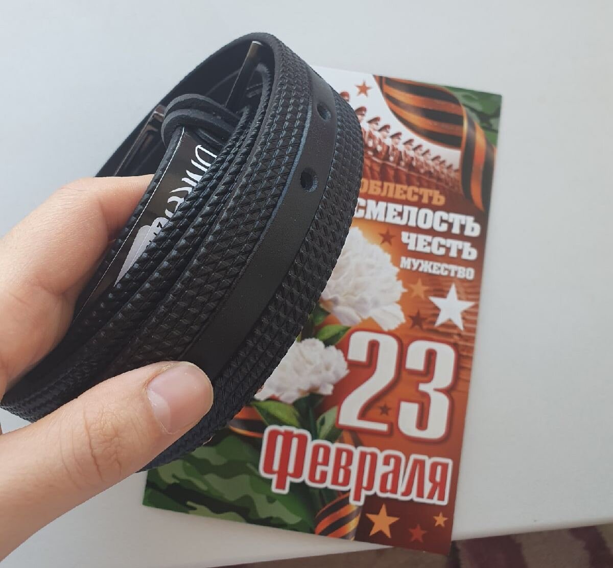 На ощупь он как пластиковый.