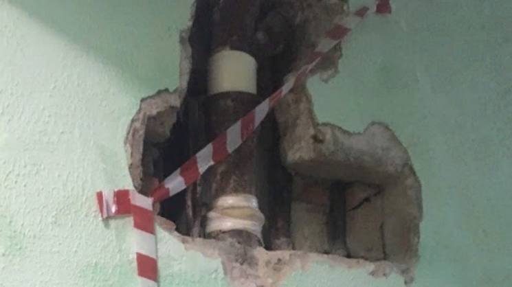 Состояние стены с протекающей в ней трубой на ул. Мневники, д. 18