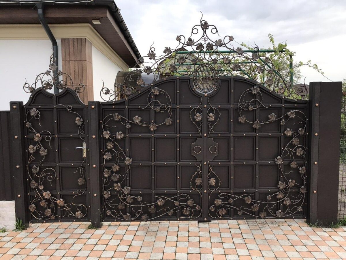 Красивые кованые ворота с калиткой для частного дома фото