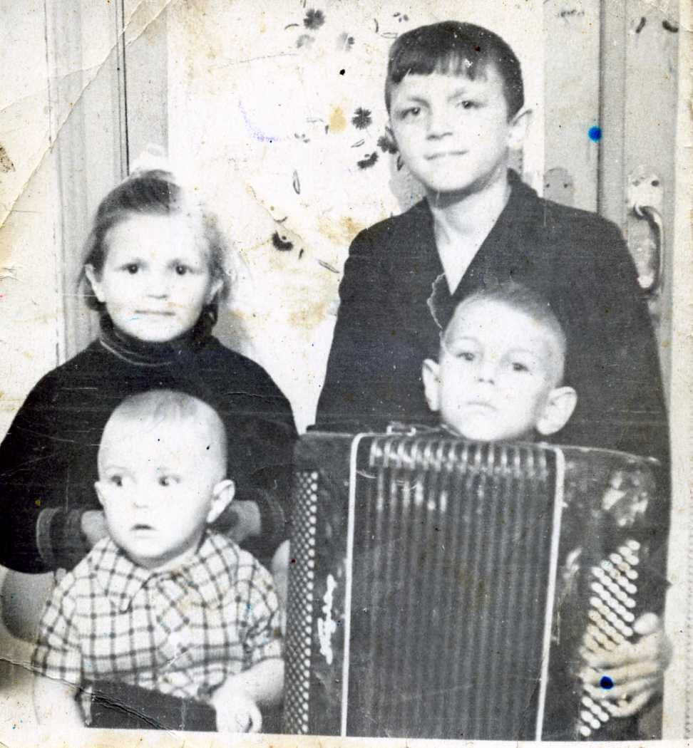 Я (слева внизу), Саша с Верой и Сергей с баяном.