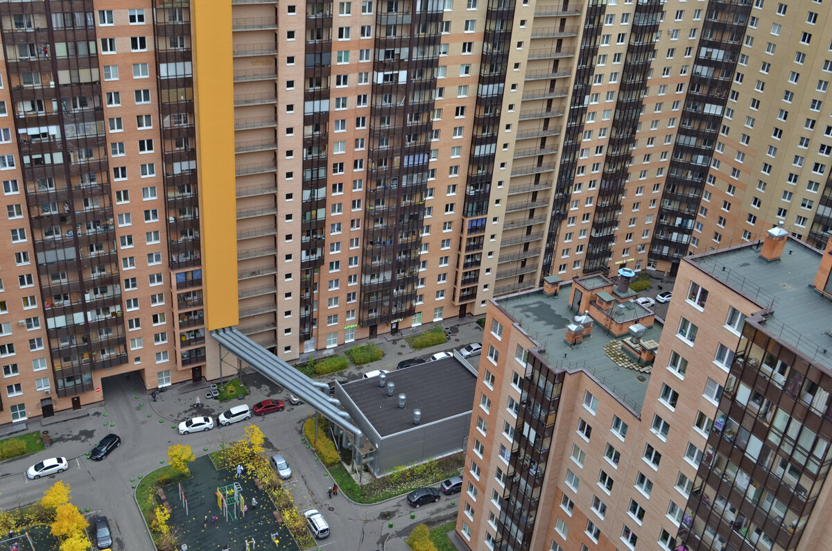 Кудрово самый большой человейник. Человейник в кудрово. Дом 35 подъездов. Человейник в питере кудрово. Кудрово человейник дом.