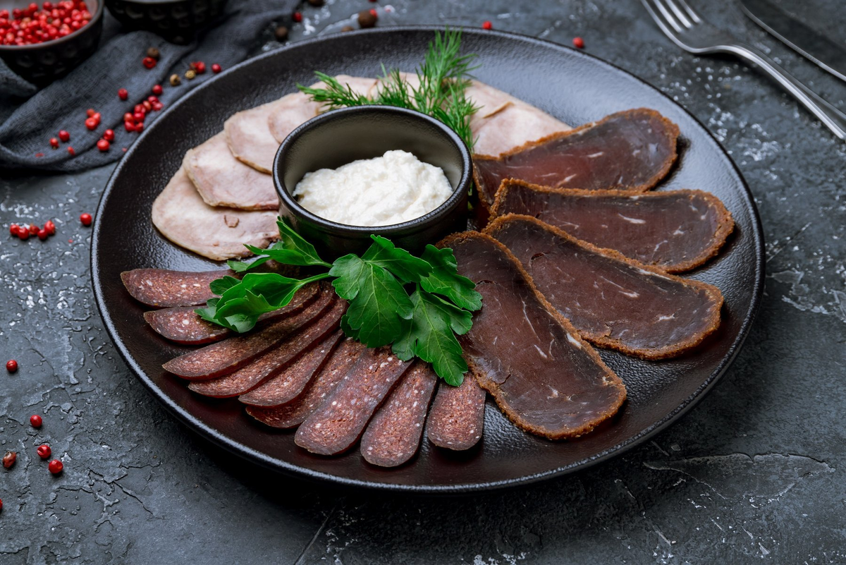 Армянское мясо бастурма. Бастурма суджук. Суджук и бастурма мясное ассорти. Бастурма Кавказская. Мцвади бастурма.