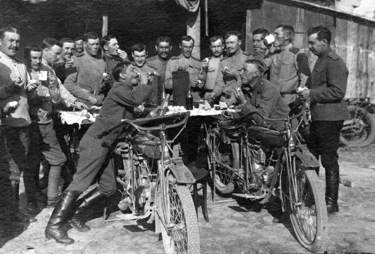 1914-1916. Мотоцикл Indian. Пасха в самокатной роте Русской императорской армии.