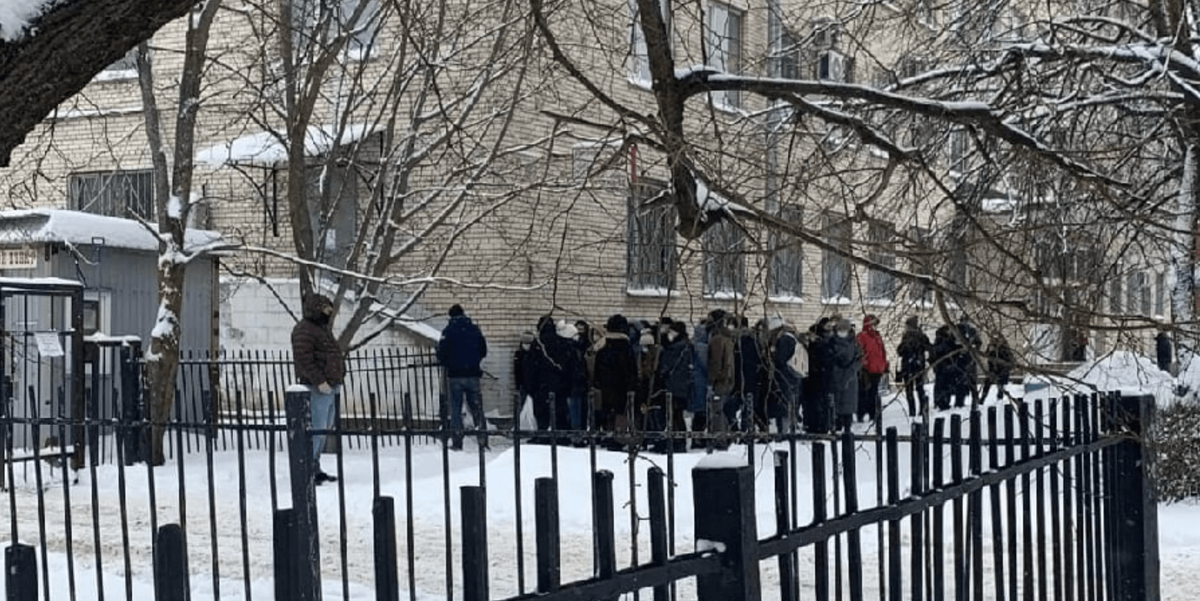 Люди в очереди. Очередь в тц. Мфц спб очередь. Жилищная очередь спб. Живая очередь в поликлинике.