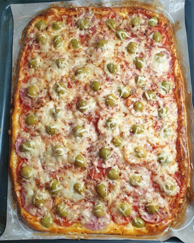 Пицца с колбасой и оливками
