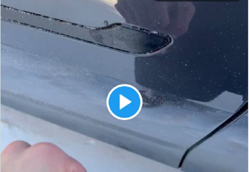 Пользователи Tesla жалуются на замерзание дверных ручек своих автомобилей. Открывают кто как сможет, кто-то сушилкой, кто-то кулаками.-2