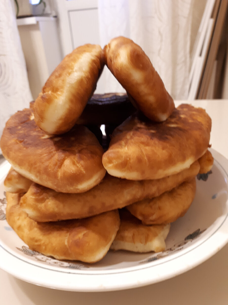        Беру тёплого молочка стаканчик,  дрожжишек сухих пачку, мало –мало муки ложечек 5, всё перемешиваю и жду минут 15, когда всё это безобразие начнёт бродить и появится шапочка из пузыриков. Затем добавляю сметанки полстаканчика, яичко, маслице 1/3 стакана, щепоточку соли большую и большую ложечку сахара, высыпаю просеянную муку примерно полкило и замешиваю мягонькое тесто, чтобы не липло к рукам , вымешиваю минут 10 так,  чтоб мука отдала клейковину и прячу в тёплое место на час – полтора, жду когда поднимется: поднимется раз , осаживаю , поднимается второй, а на третий - можно лепить пирожки. А пока ставлю вариться картошку 5-6 штук,  делаю пережарку из лука и моркови, их я добавлю к размятой картошке  - это вкусная начинка и самый дешёвый вариант.
      Тесто нарезаю на кусочки диаметром 5-6 сантиметров, из них я раскатываю лепёшки и закладываю в них начинку из картошки с пережаркой, но начинка может быть любой, на ваше усмотрение.
        Леплю пирожки с хорошо заделанными краями, и оставляю  их      подышать минут 15 на противне, а тем временем прогреваю сковородку с растительным маслом на среднем огне и потом выкладываю по два пирожка, и жарю минут по несколько минут с каждой стороны до румяной корочки. 
    Готово ! Приятного чаепития!!!!
