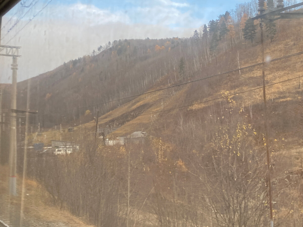 Поезд Москва-Владивосток, где-то среди горных хребтов близ Байкала