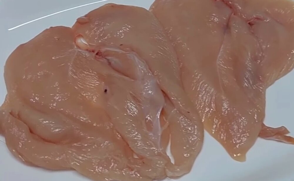 Сегодня готовлю вкуснейшие куриные рулетики. Из одной куриной грудки получается 2 рулетика. Нужно только постараться аккуратно отделить грудку от костей и разрезать поперек таким образом, чтоб не сделать сквозных дыр в мясе. Если же не удается так сделать и дыр достаточно много, то придется сделать рулетики в панировке, но об этом я расскажу в другой публикации.

Итак начинаем)) Куриную грудку разрезаем поперек и обмазываем горчично-масленым маринадом: смешайте специи, соль, 1 ст. ложку горчицы и 3 ст. ложки подсолнечного масла и намажьте получившиеся пласты куриной грудки, сложите их один на один, накройте пленкой и оставьте мариноваться на 30-40 минут. Смотрите в галерее, я постаралась максимально подробно показать этот процесс. 