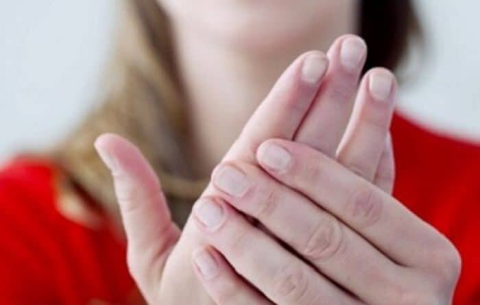 Почему чешется указательный палец на правой руке: причины и способы устранения