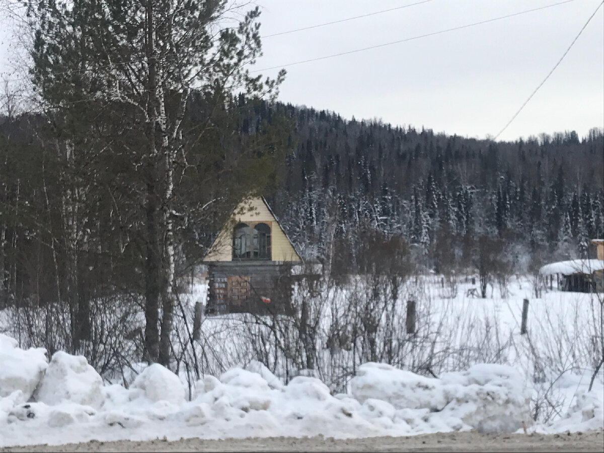 Вид с дороги на заброшенные дома