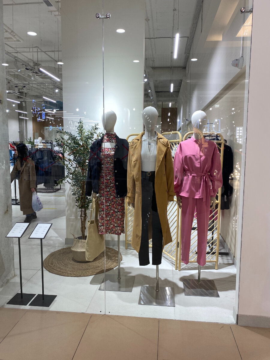 Витрина магазина NOUN (фото автора)