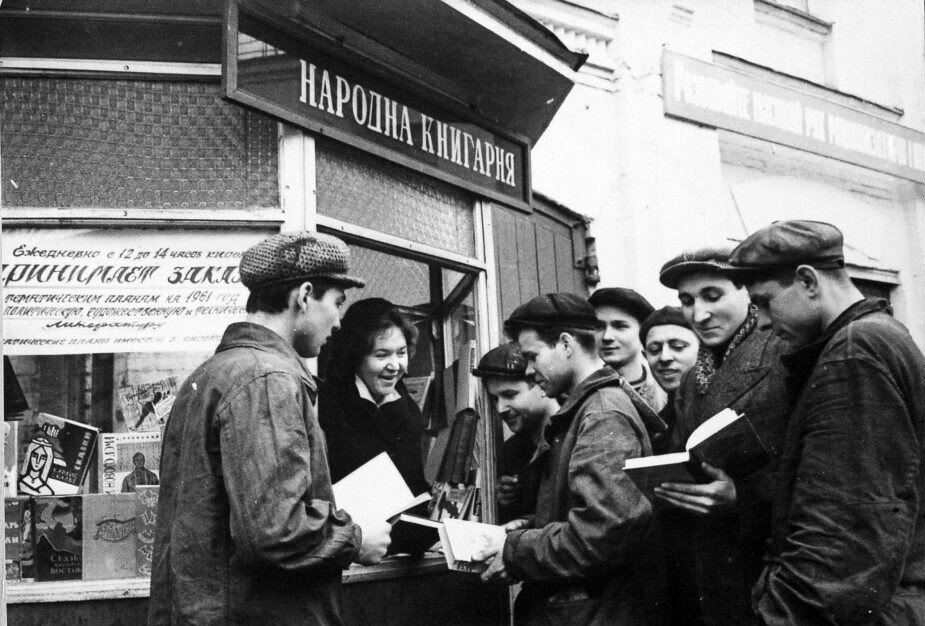 Даже книги были дефицитом в СССР, народ любил заставить ими шкаф дома и хвастаться