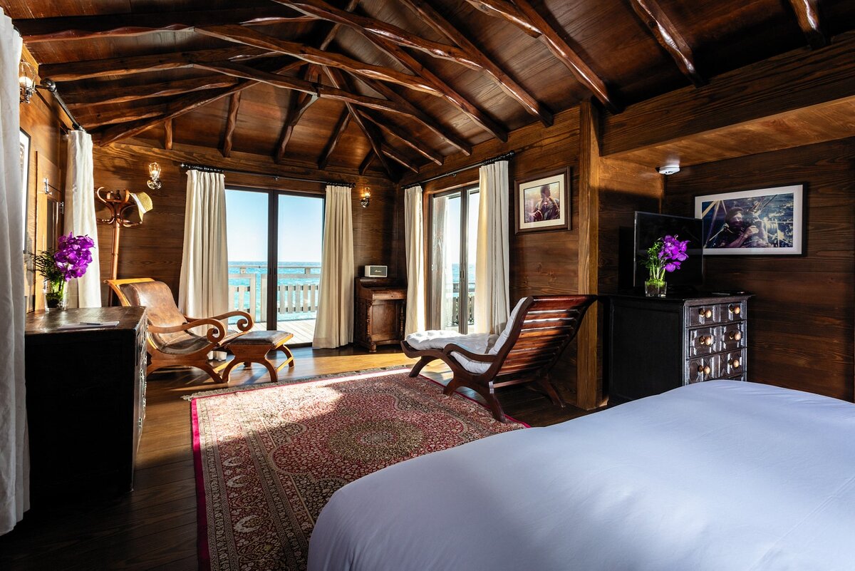 В доме две спальни и отдельный люкс с собственной палубой и небольшим бассейном