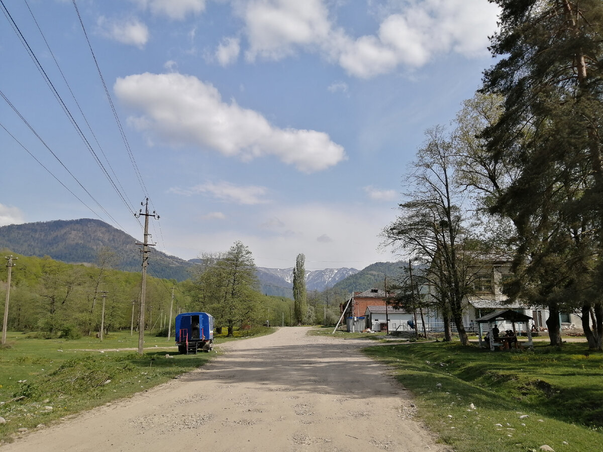 Центр посёлка Отдалённый в Апшеронском районе Краснодарского края.