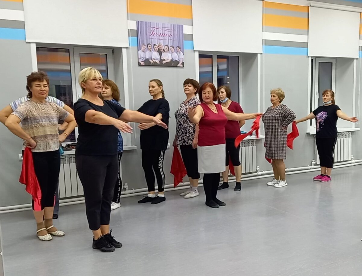 Вера Владимировна обучает танцевальным премудростям